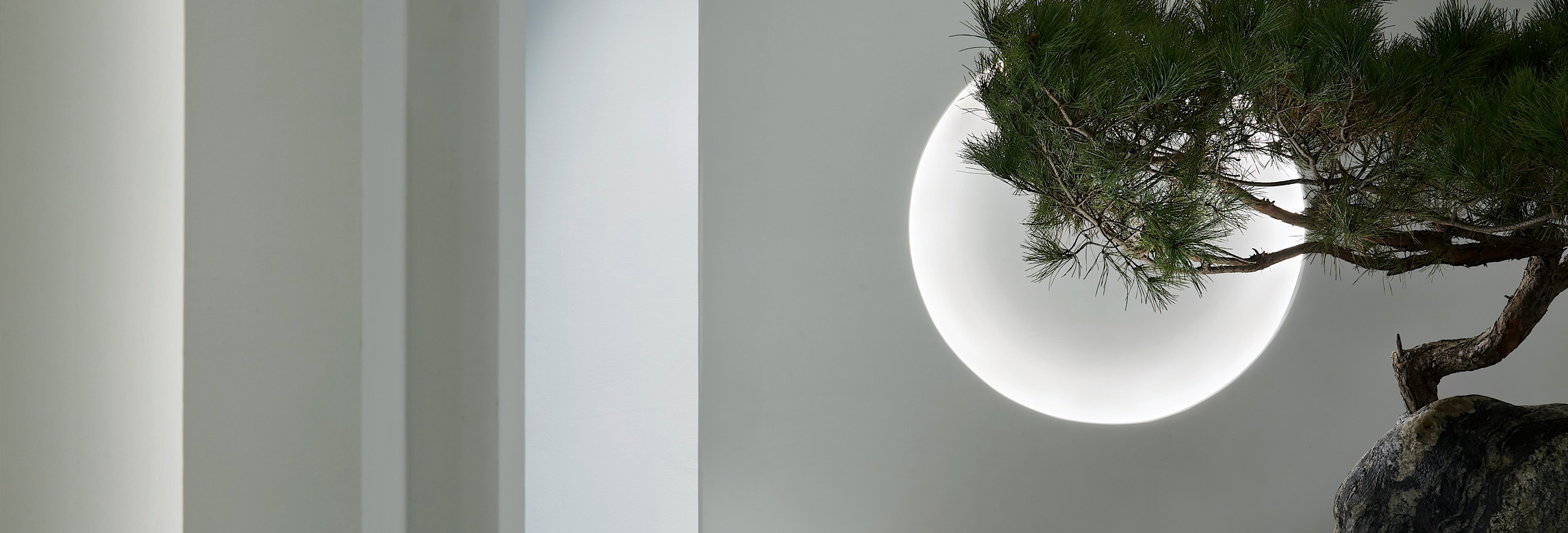 濟南九間設(shè)計是一家新銳、時尚的空間品牌整合設(shè)計機構(gòu)，是濟南成長最快的室內(nèi)設(shè)計公司。 崇尚極簡/純粹的東方美學(xué)